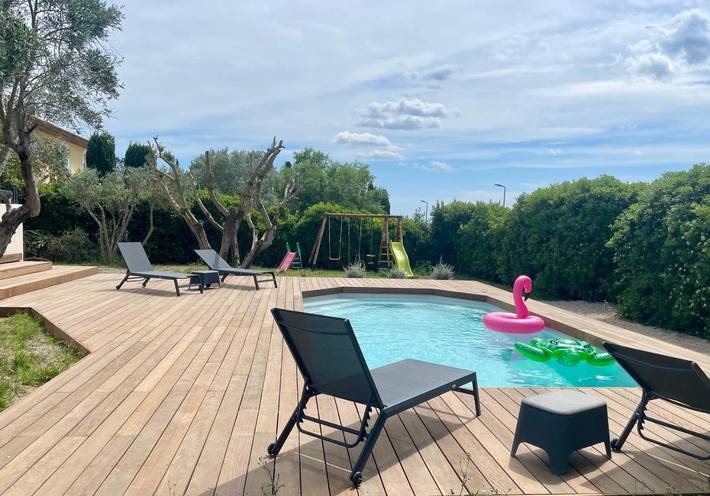 Gîte pour 4 personnes, avec jardin et piscine à Servian