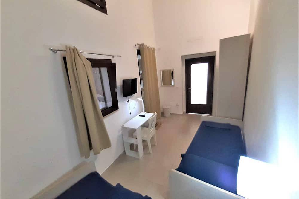 Entire apartment, \"Casa Mimà\": characteristic architecture of the historic center with a modern style. in Brindisi, Salento