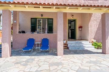 Gîte pour 4 personnes, avec jardin et balcon dans Acharavi