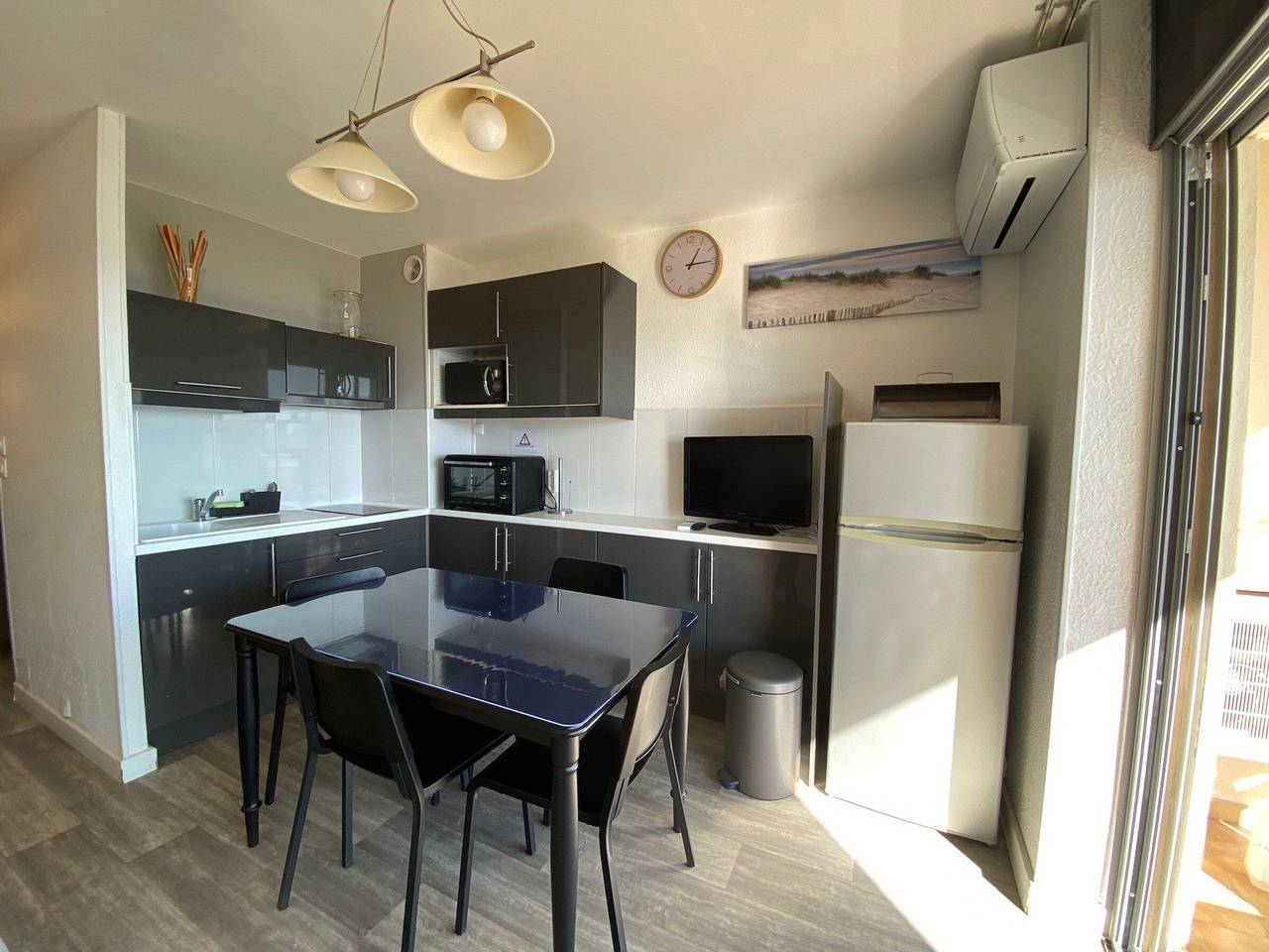 Entire studio, Bright apartment facing Étang de Thau - pets allowed, air conditioning in Balaruc-les-Bains, Côte d'Améthyste