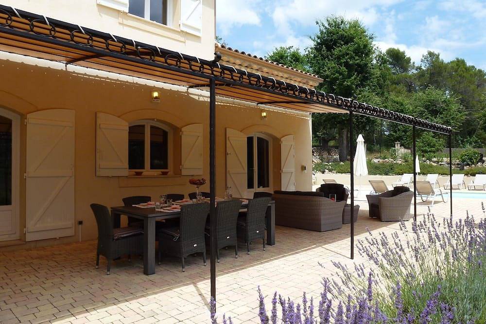 Appartement entier, Studio privé Villa provençale située dans un écrin de verdure pour 2 personnes. in Seillans, Région de Draguignan