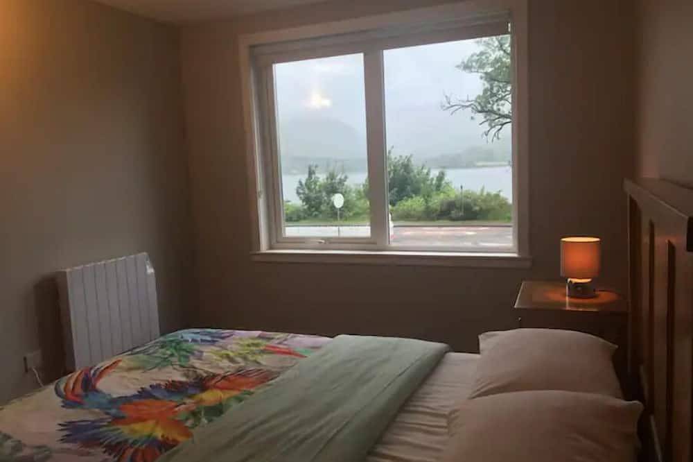 Entire apartment, Appin, Beautiful Lochside Apartment with Balcony in Fort William, Highlands