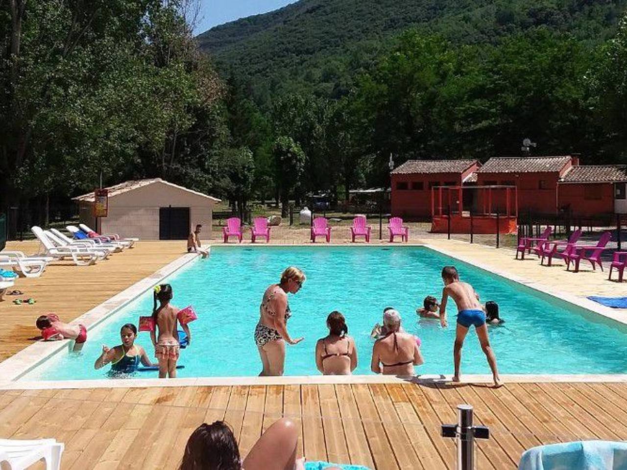 Acogedora casa móvil con piscina, WiFi, cerca de la playa y del río in Mialet, Cevenas