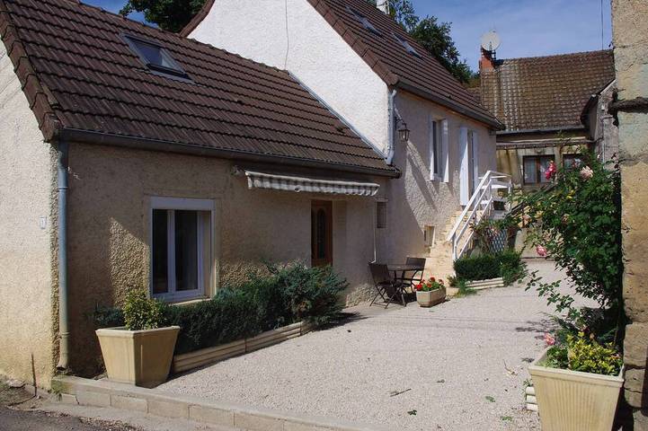 Location de vacances pour 8 personnes, avec terrasse à Saint-Sernin-du-Plain