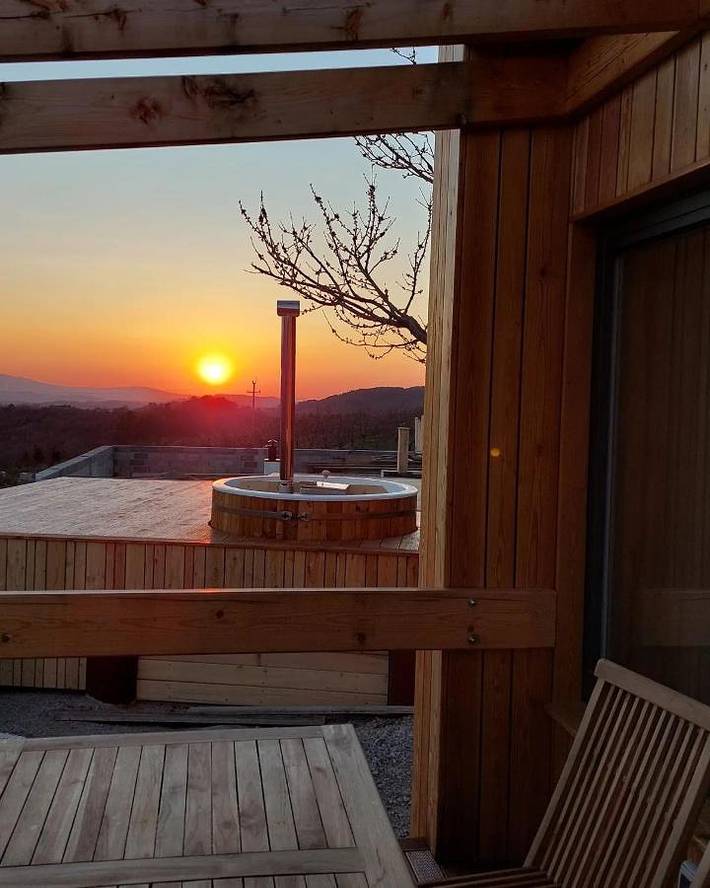 Glamping dla 4 osób, z sauna i basen oraz jacuzzi i ogród w Słowenia