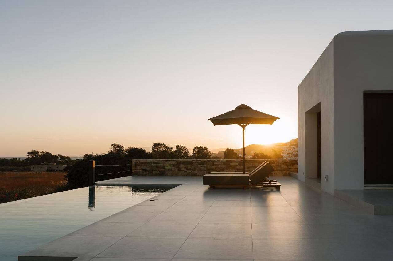 Suite with Private Pool in Mylopotas, Íos