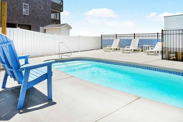 Vacation rental for 10 people, with yard and hot tub in Hatteras Island