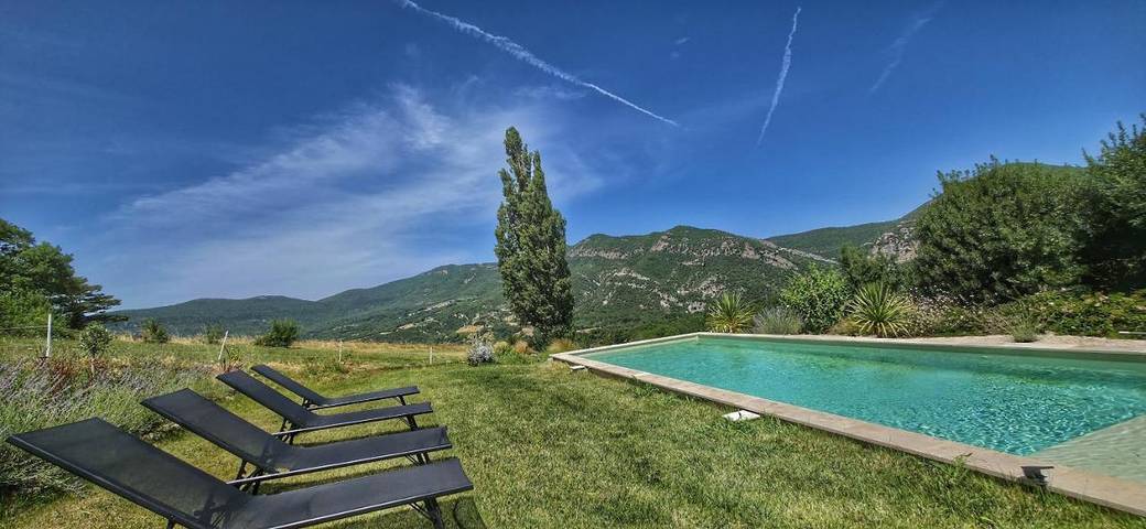 Location de vacances pour 10 personnes, avec piscine ainsi que jardin et vue à Roche-Saint-Secret-Béconne - 4