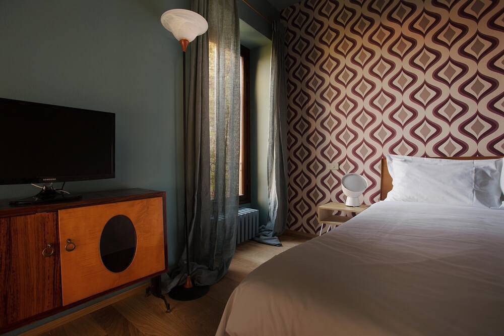 Hel lejlighed, Suite \"Agone\" at 2 steps from the lake - Resort with lounge bar, swimming pool and beach in Riva (Faggeto Lario), Faggeto Lario