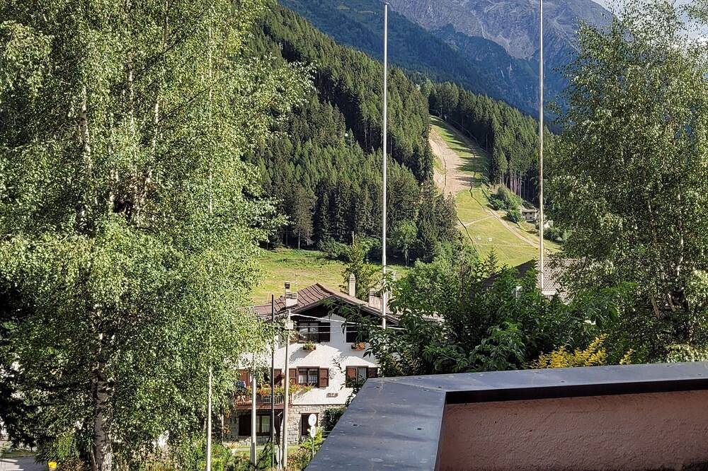 Appartamento intero, Ampio Appartamento in Residence vicinissimo a Ponte di Legno in Temù, Valtellina