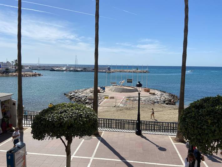 Hel lejlighed, Apartment 'En 1ª Línea De Playa' with Sea View, Shared Pool and Wi-Fi in Marbella Centre, Marbella
