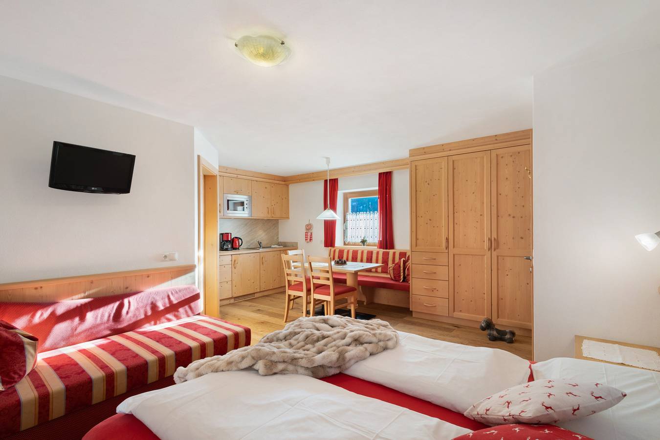 Ganzes Studio, Einzimmerapartment 'Apartment Plaies' mit Bergblick, Gemeinschaftsgarten und Wlan in Wengen (Italien), Dolomiti Superski
