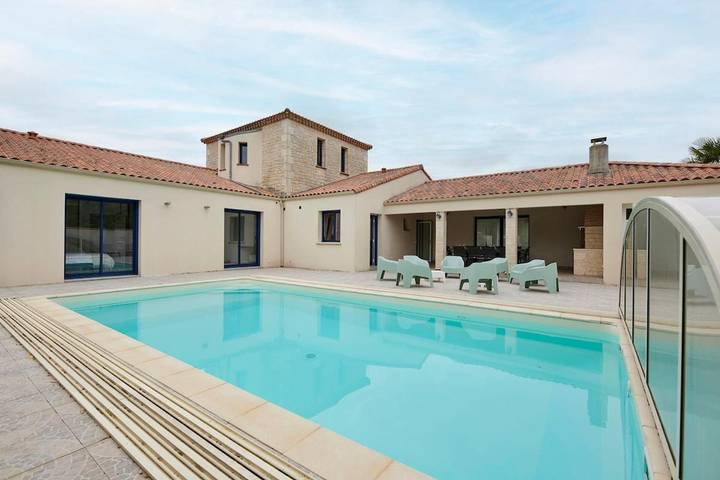 Location de vacances pour 14 personnes, avec Terrasse ainsi que Jardin et Piscine dans L'Herbergement