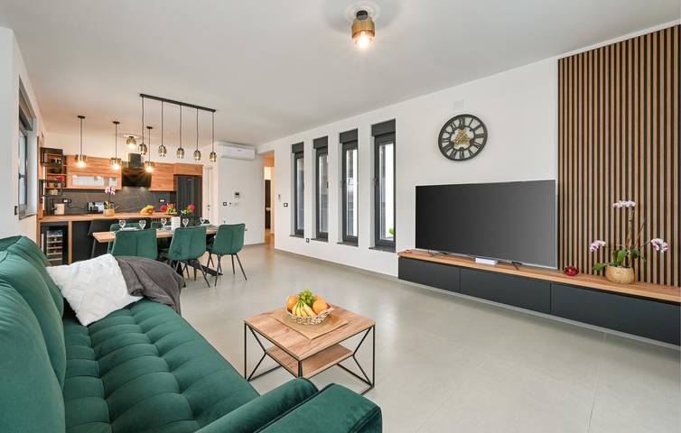 Reizende 2-Zimmer-Wohnung mit Pool, Parkplatz und WLAN, 2 km vom FKK-Strand „Aqvacity“ entfernt in Varazdin