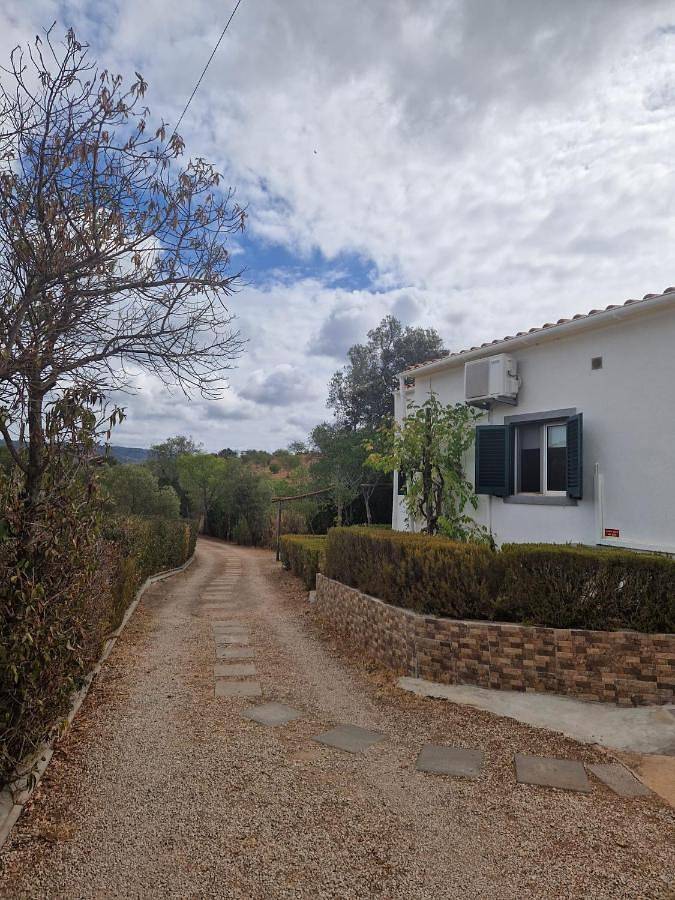Maison de campagne pour 4 personnes, avec jardin ainsi que vue et piscine, animaux acceptés dans Salir - 4