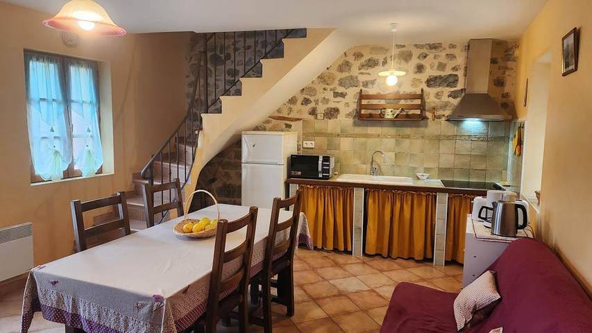 Gîte pour 4 personnes, avec Jardin et Vue à Bayons