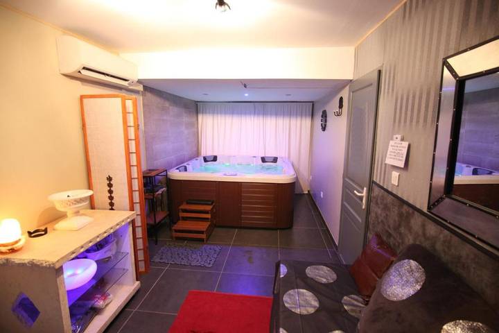 Chambre d’hôte pour 8 personnes, avec sauna et piscine ainsi que vue et jardin, animaux acceptés à Beaucaire - 3