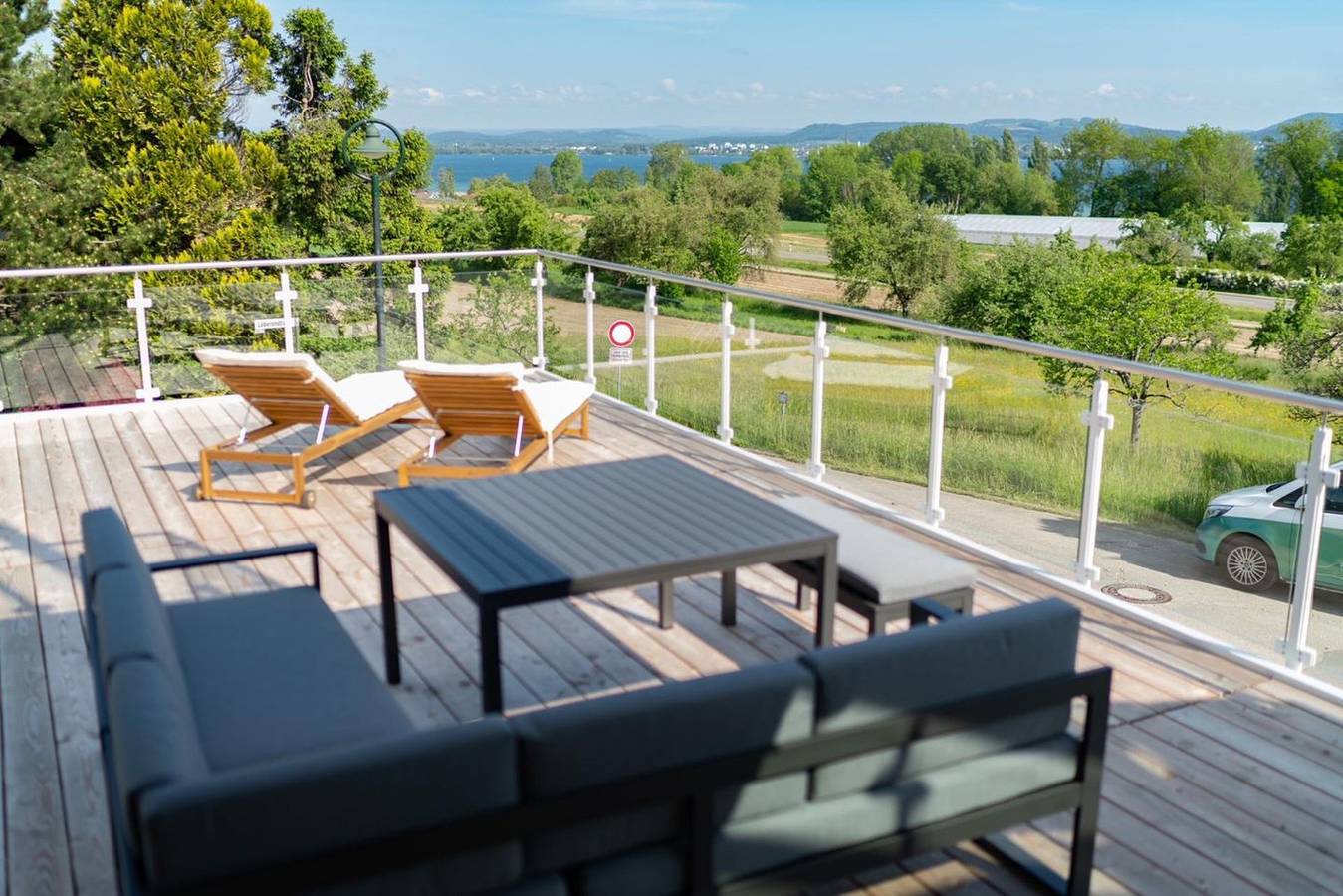 Ganze Wohnung, Luxus-Ferienwohnung Seesehnsucht Höri mit Seeblick und Whirlpoolbadewanne. in Gaienhofen, Untersee
