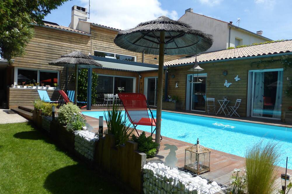 130 m2 contemporary villa with swimming pool in enclosed wooded grounds in La Rochelle, Región de La Rochelle