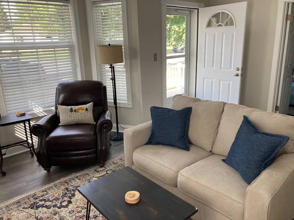 Best of Both Worlds! 5th Avenue Beach and Downtown Within Walking Distance!! in Manistee, Manistee County