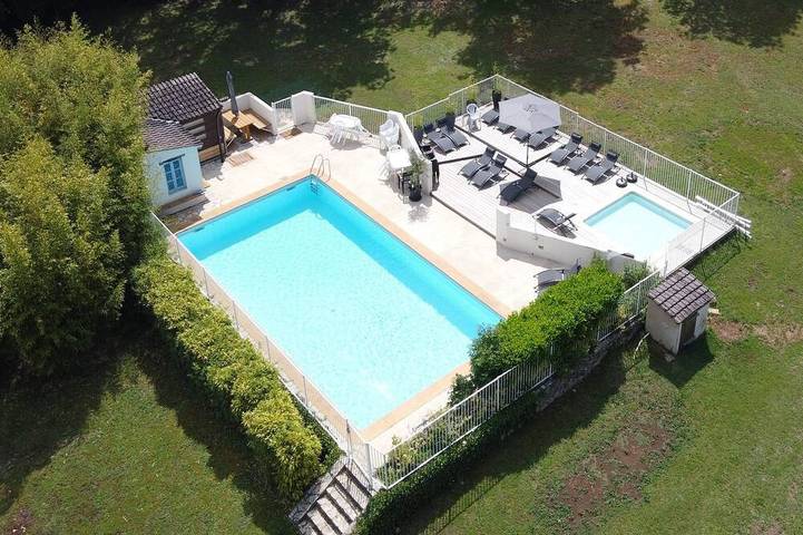 Location de vacances pour 4 personnes, avec piscine et jardin à Bouzic