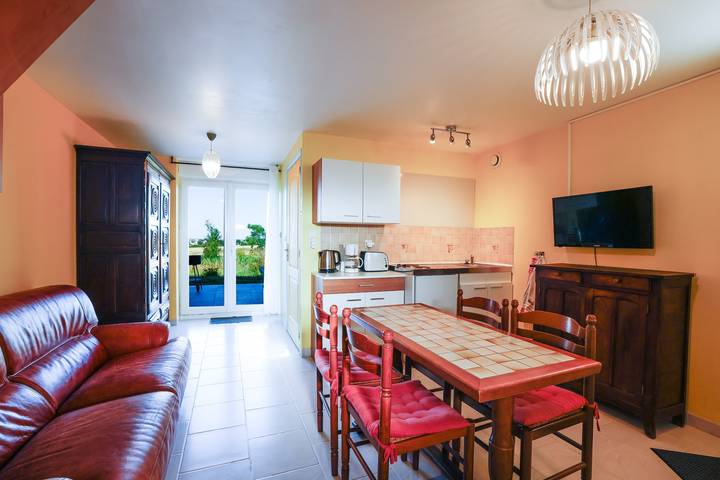 Cottage 'Gite Gwenn Ha Du' with Private Terrace, Shared Garden and Wi-Fi in Cast, Châteaulin region