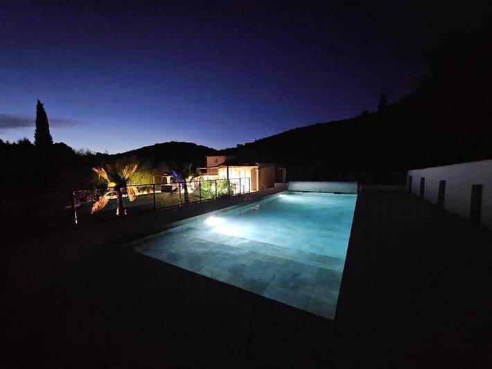 Location de vacances pour 10 personnes, avec terrasse ainsi que jacuzzi et piscine à Saint-Martin-de-Valgalgues