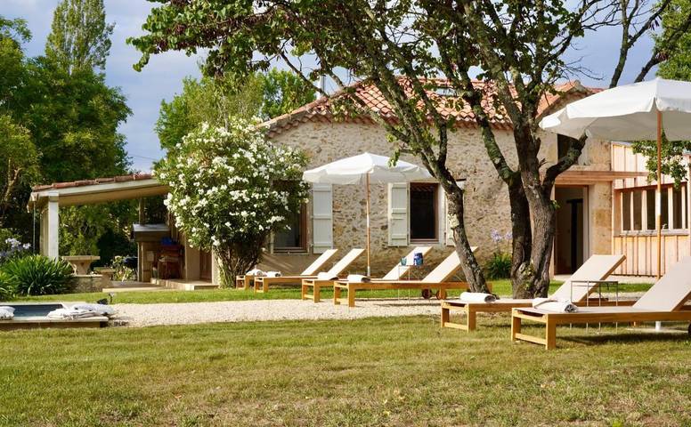 Location de vacances pour 8 personnes, avec Terrasse et Jardin ainsi que Piscine et Vue sur le lac dans Lagardère