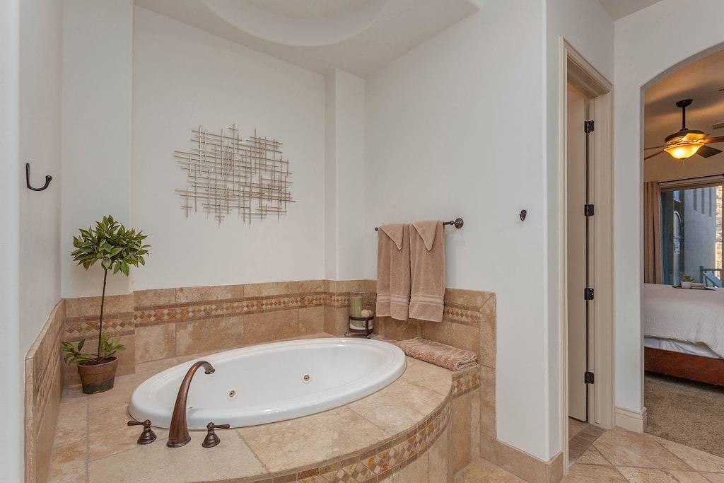 Ganze Wohnung, Coral Springs A8, 3 Bedrooms w/ Bbq Grill, Cable Tv, 2 Private Fireplaces & a Soaker Bathtub in Hurricane, Zion Nationalpark