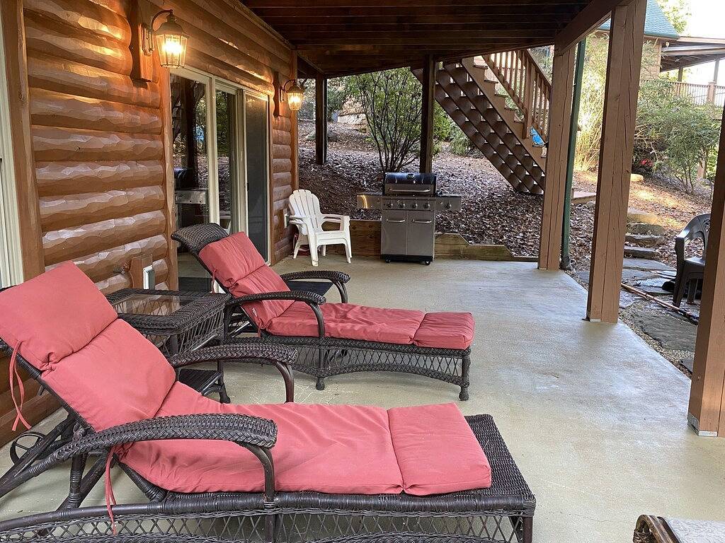 Awesome Lakefront Log Cabin mit überdachten Dock ~ in der Nähe von Clemson in Saxony Forest, Lake Keowee