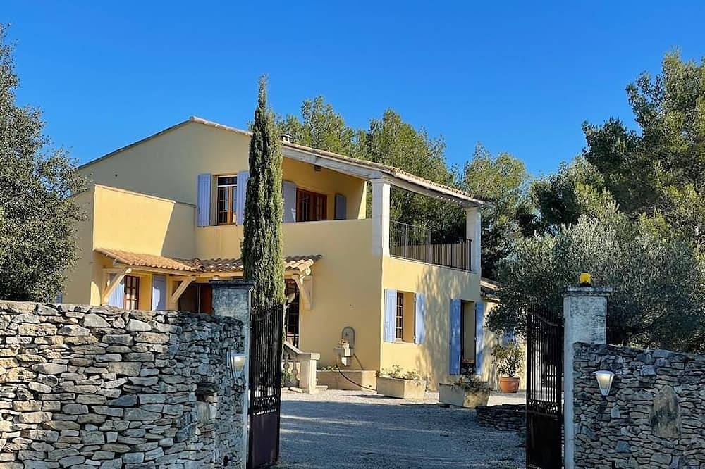 Villa in een prachtige omgeving met uitzicht, zeer rustig. Grote omheinde woning in Cabrières-d'Avignon, Parc naturel régional du Luberon