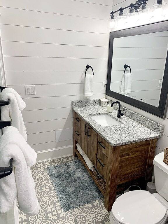 Farmhouse Beach Home 2 Bdrm 2 blocks from beach! in Virginia Beach