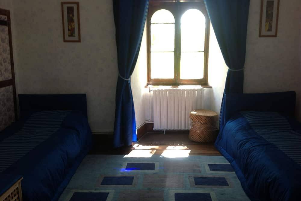 Château du 12e siècle, situe dans 8 hectares. Bordé par la rivière. Avec piscine in Latoue, Haute-Garonne