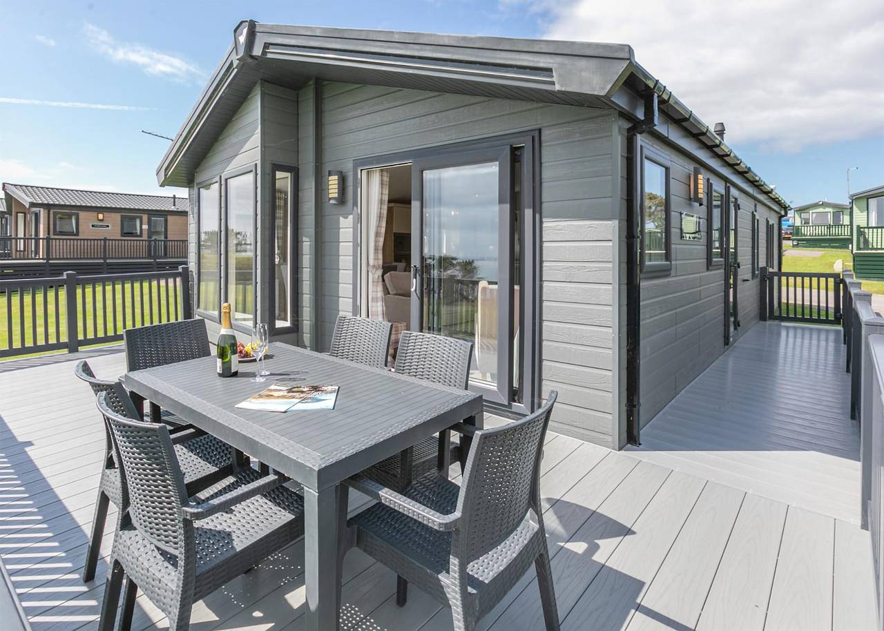 Deluxe Lodge, parking, ensuite, decking & sea view in Carmarthenshire