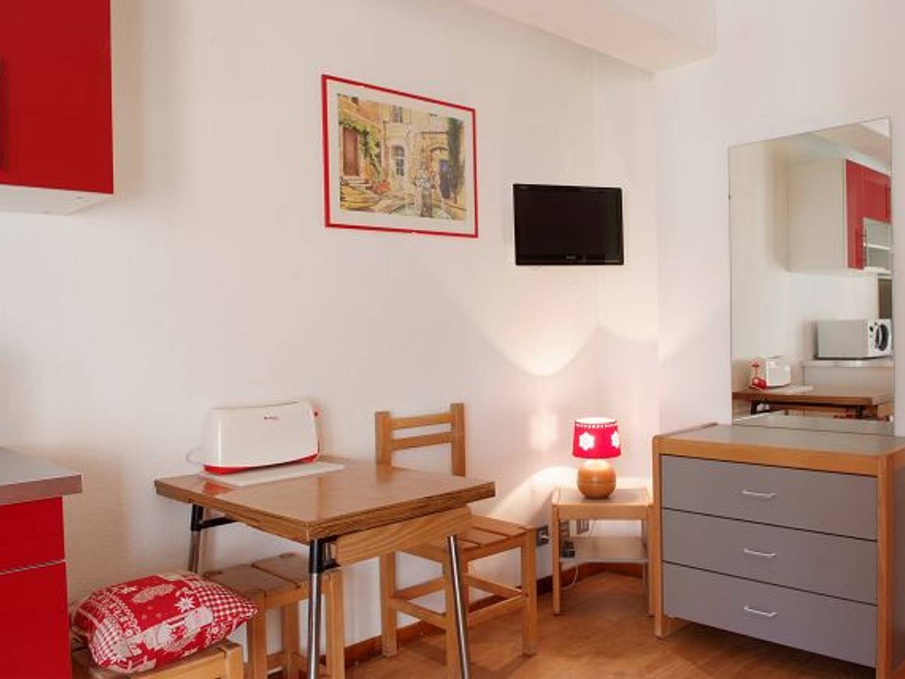 Entire studio, Studio for 4 in city center with Wifi, parking, and pets allowed in Brides-les-Bains, Les Trois Vallées