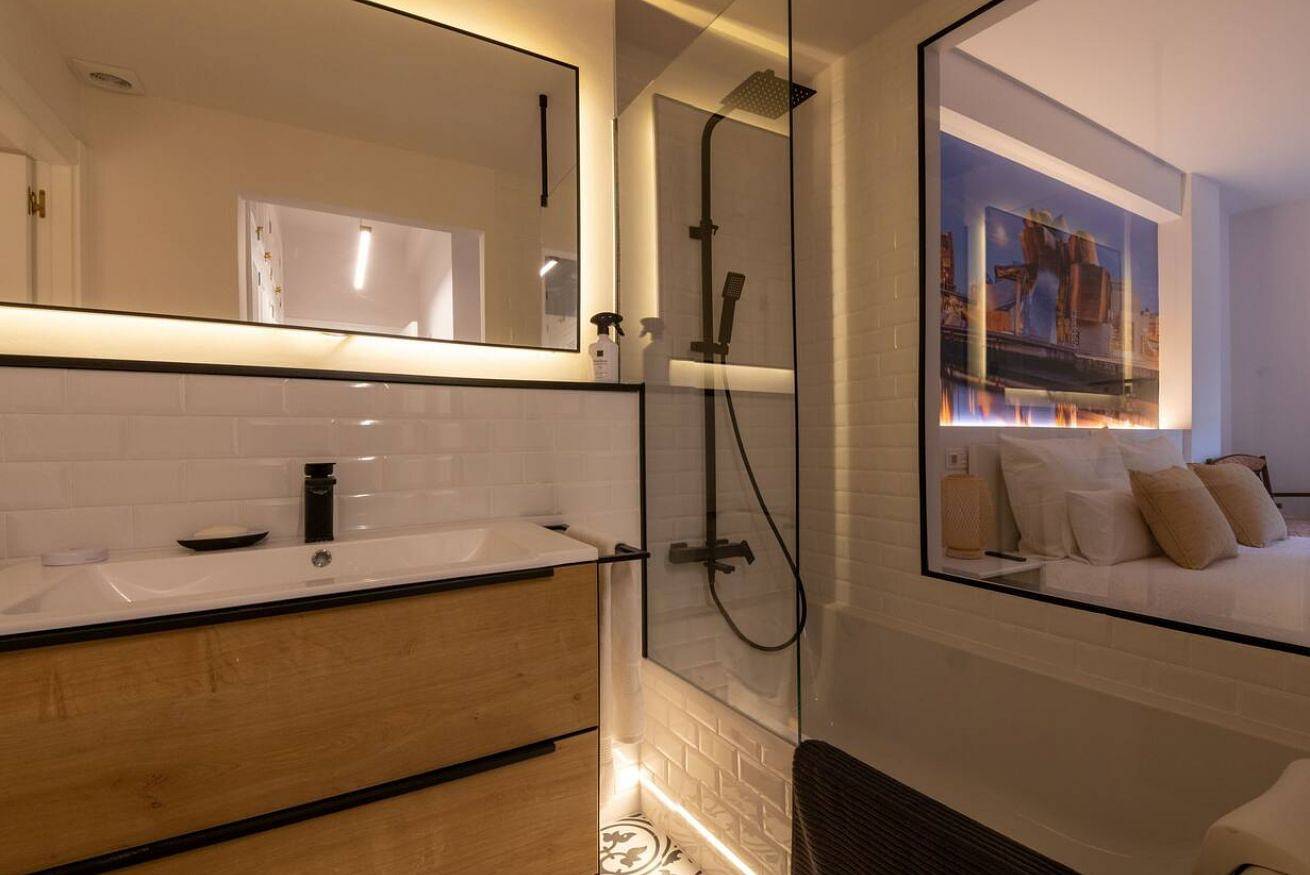 Apartamento entero, Bilbao Henao Park de Bilbao Suites, en pleno centro con garaje directo in Bilbao, Vizcaya