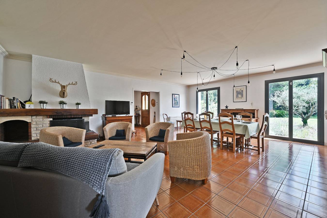 Villa Les 2 Pins Piscina: casa de vacaciones con jardín, trampolín y 14 plazas in Entraigues-sur-la-Sorgue, Vaucluse