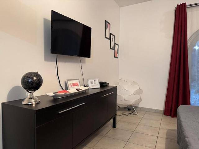 Appartement entier, Apartment with Garden View in Beaucaire, Région de Nîmes