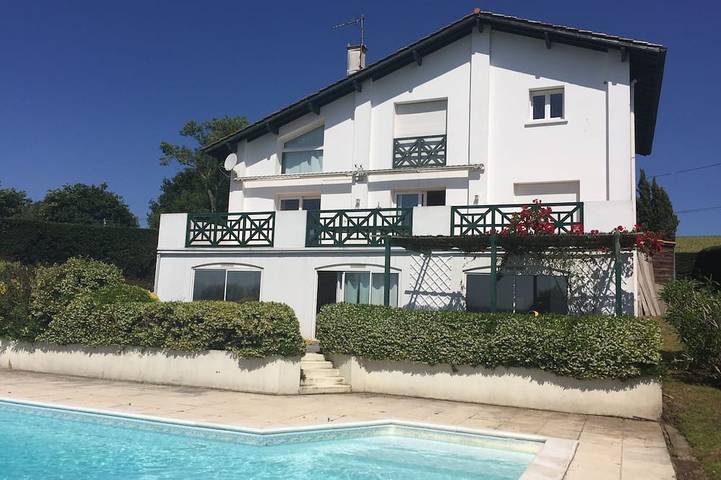Location de vacances pour 13 personnes, avec Terrasse et Jardin à Briscous