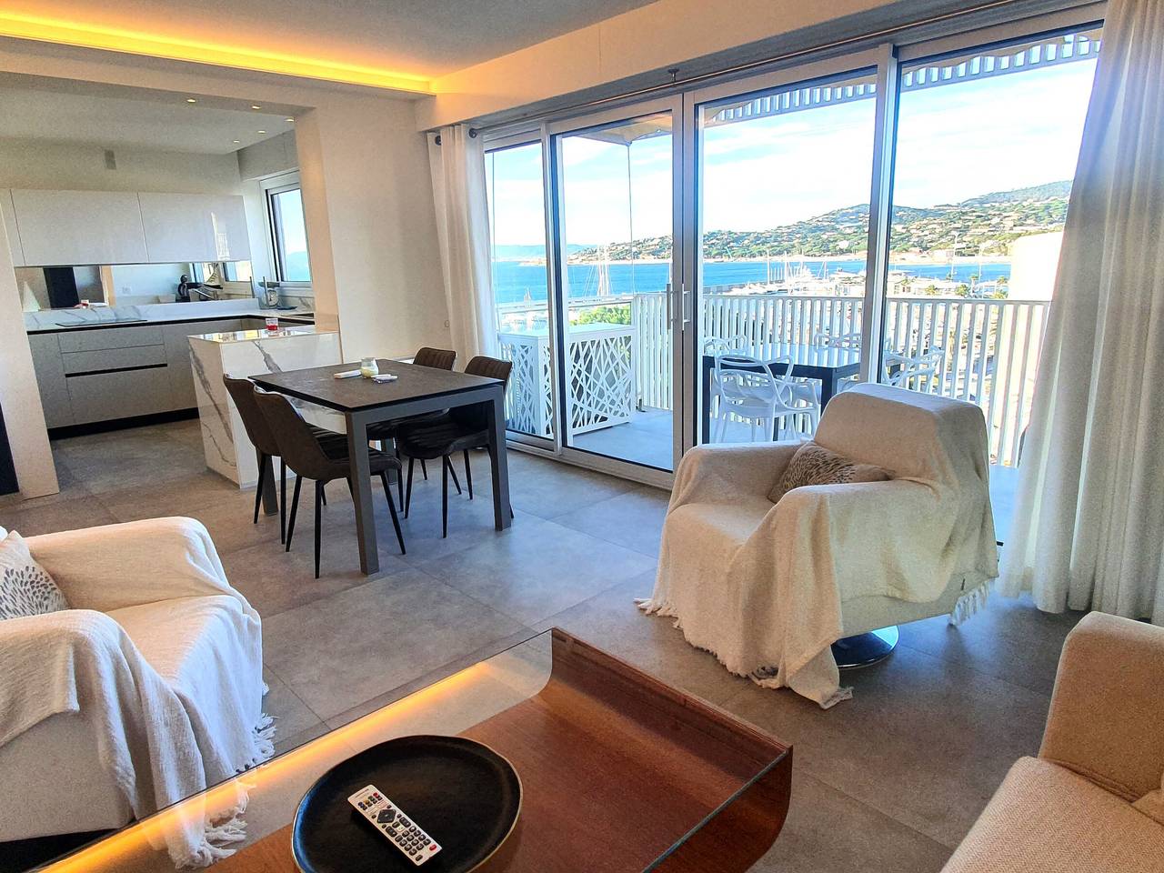 Ganze Wohnung, 3-Zimmer-Wohnung mit Klimaanlage, Terrasse und Garage im Zentrum von Sainte-Maxime in Sainte-Maxime, Draguignan Region