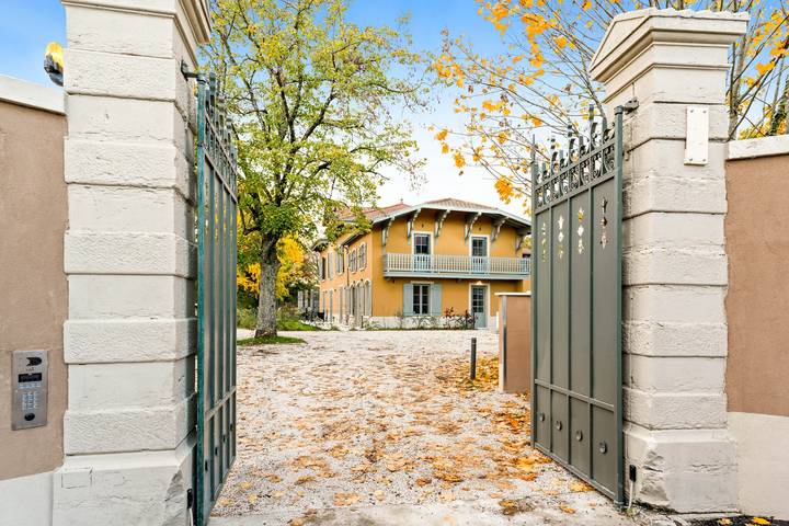 Gîte pour 4 personnes, avec Balcon ainsi que Terrasse et Jardin à Écully
