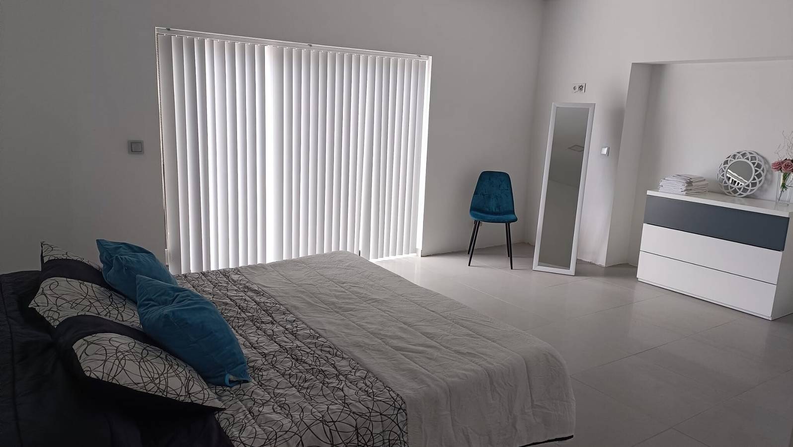 Appartamento intero, Casa vacanze 'Bella Casa' con vista sulle montagne, piscina e aria condizionata in Terra-Chã, Terceira (Azzorre)