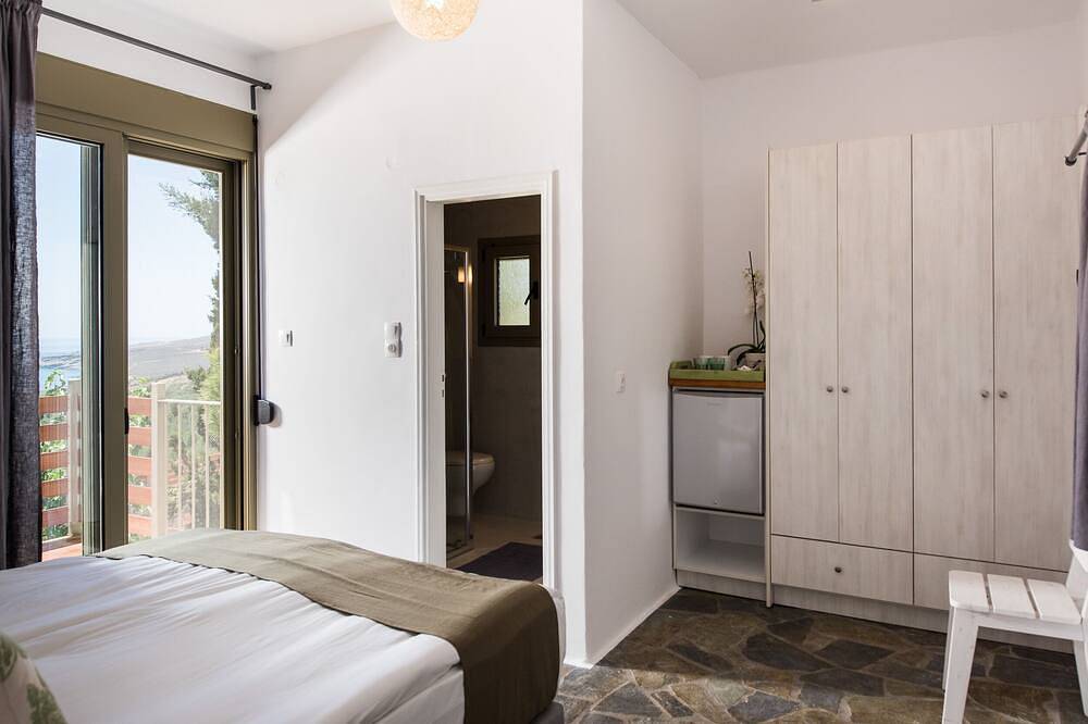 Olvía, elegant village house with infinity pool and amazing views! in Chania und Umgebung