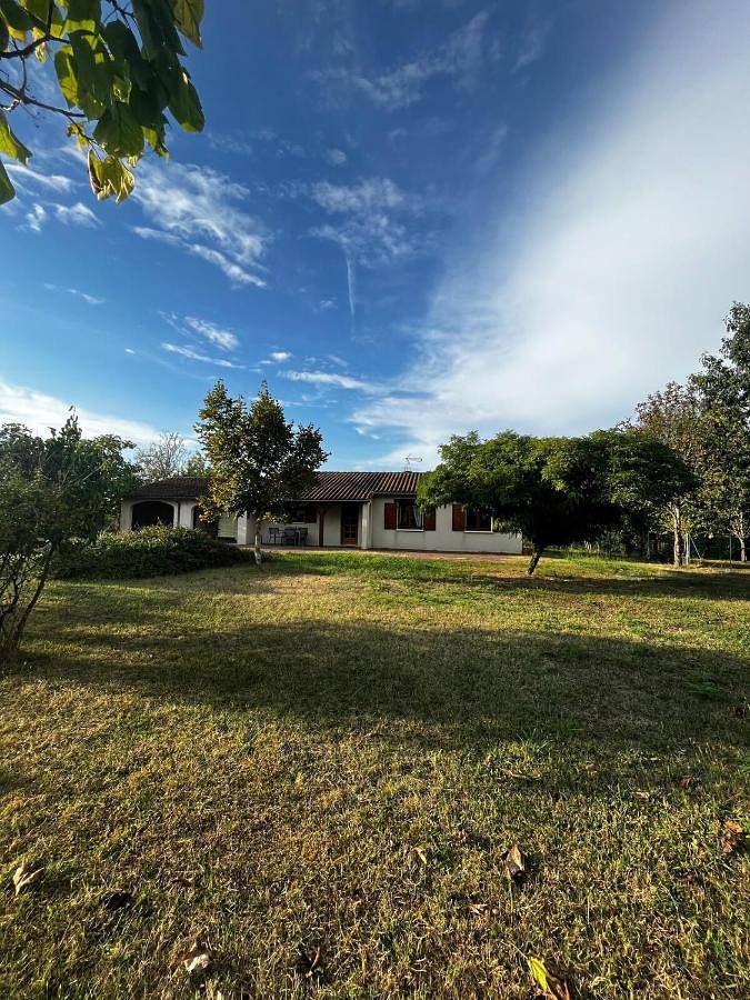 Location de vacances pour 6 personnes, avec Terrasse ainsi que Jardin et Vue à Azerat