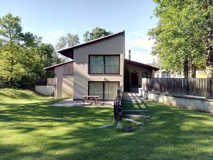 Apartamento para 4 personas, con Balcón además de Jardín y Vistas en Santa Pau