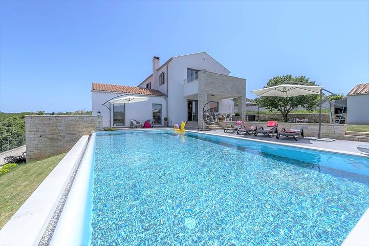 Villa pour 8 personnes, avec Balcon/Terrasse ainsi que Jardin et Piscine à Selina