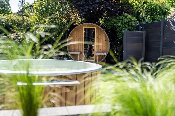 Ferienwohnung für 4 Personen, mit Balkon und Whirlpool sowie Terrasse und Garten