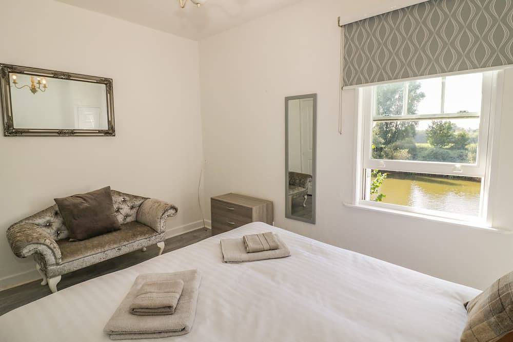 Florence Villas, pet friendly, character holiday cottage in Worcester in Worcester, Worcestershire