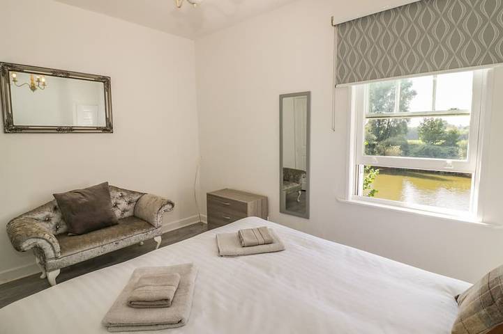 Florence Villas, pet friendly, character holiday cottage in Worcester in Worcester, Worcestershire