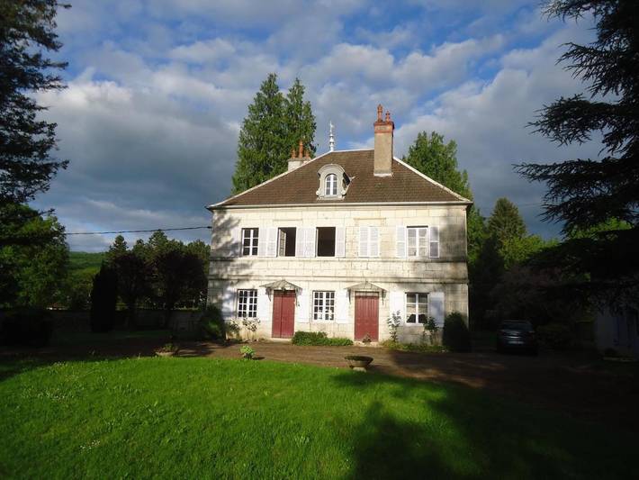 Location de vacances pour 10 personnes, avec Terrasse ainsi que Jardin et Vue à La Chapelle-sur-Furieuse